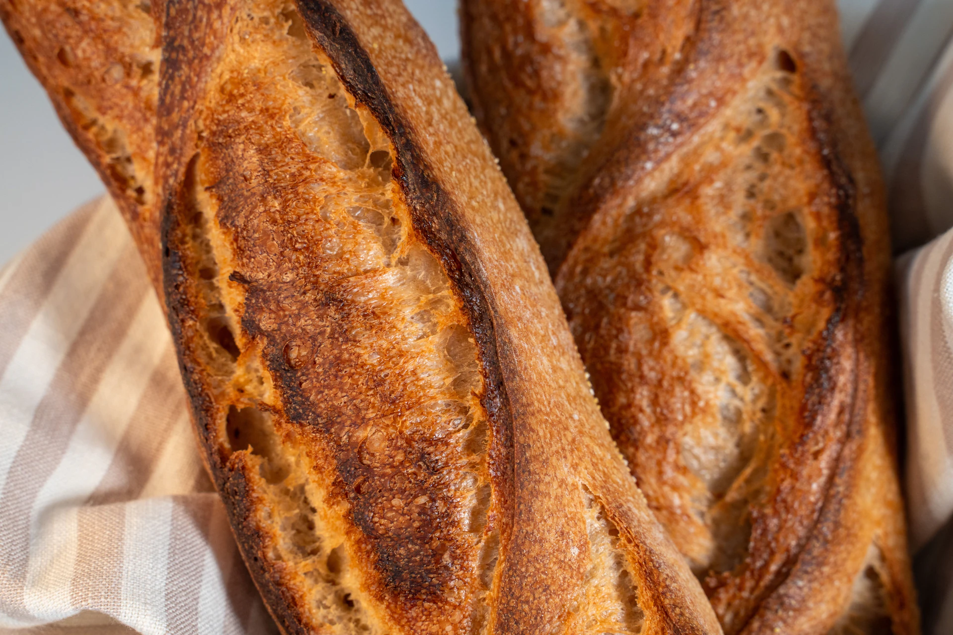 Des pains de caractère, pétris au fournil et cuits au feu de bois.